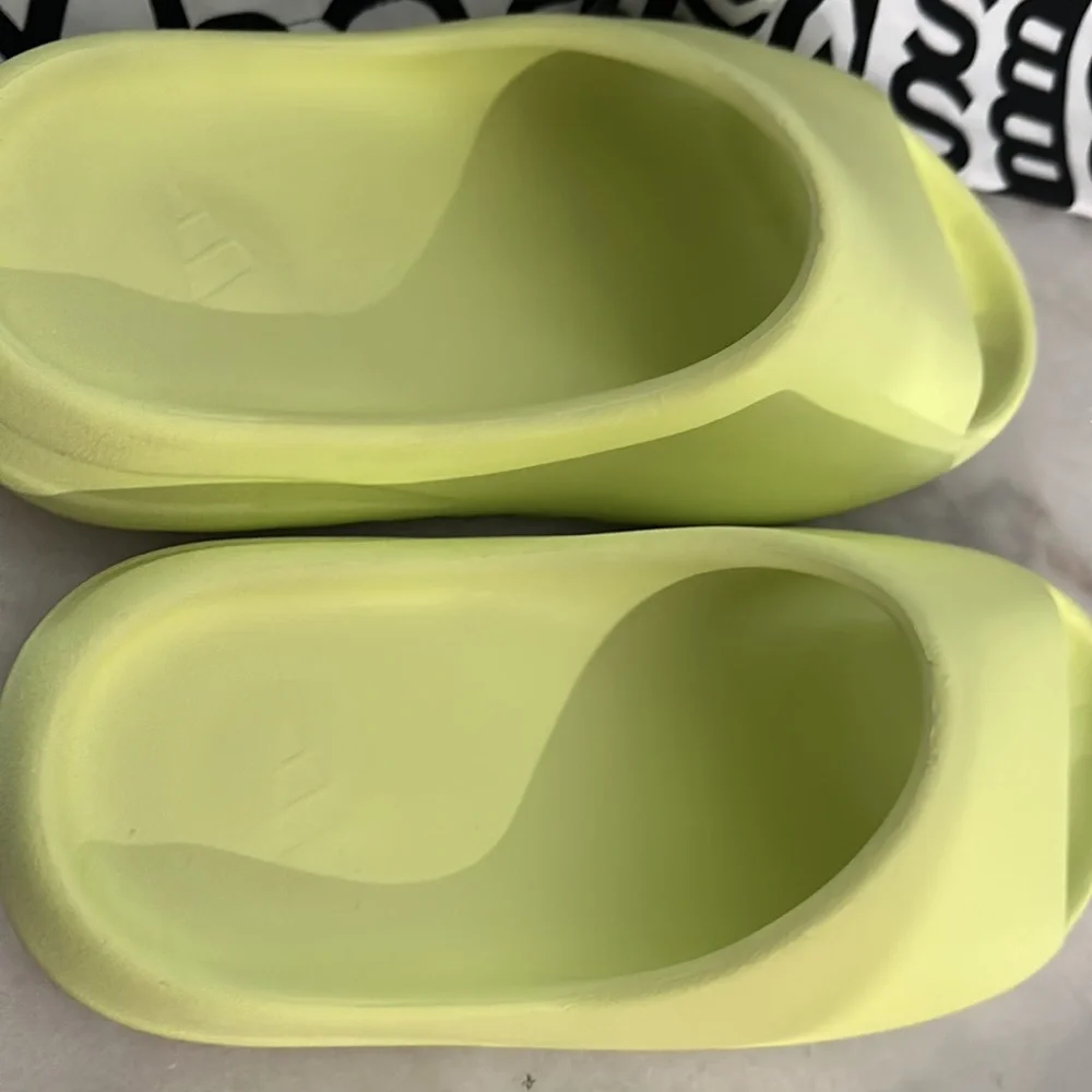 Yeezy slides - Picture 2 of 2